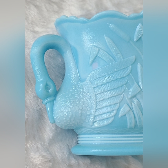 VINTAGE Westmoreland Blue Milk Glass Swan Cattail Creamer & Sugar Bowl With Lids - Picture 16 of 16